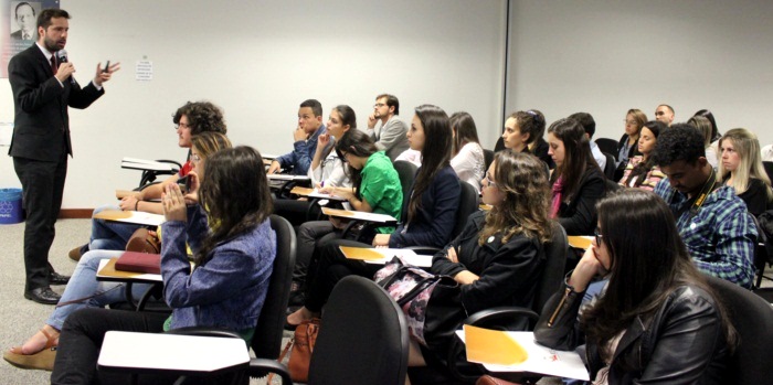 O servidor Pedro Henrique Magalhães Azevedo fez palestra para os alunos da Ufla visitaram o Tribunal de Contas do Estado de Minas Gerais (Foto: Karina Camargos Coutinho) 